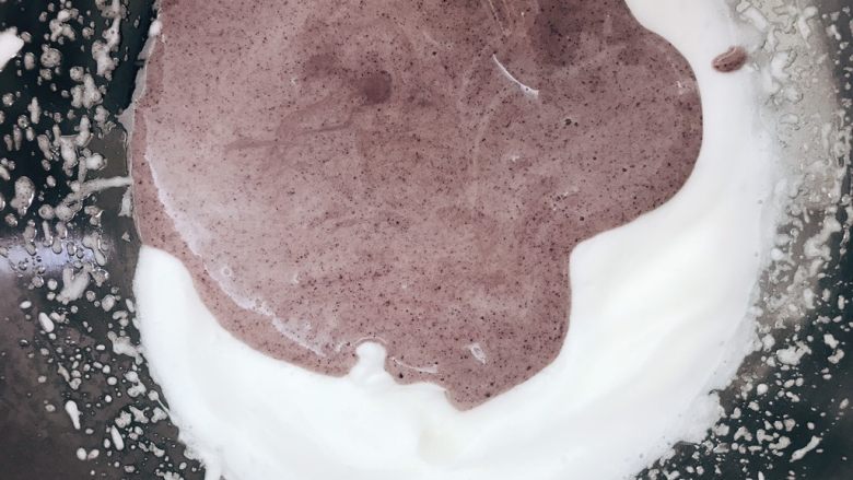 紫薯奶酪夹馅云朵蛋糕,再与剩下的蛋白继续切拌混合