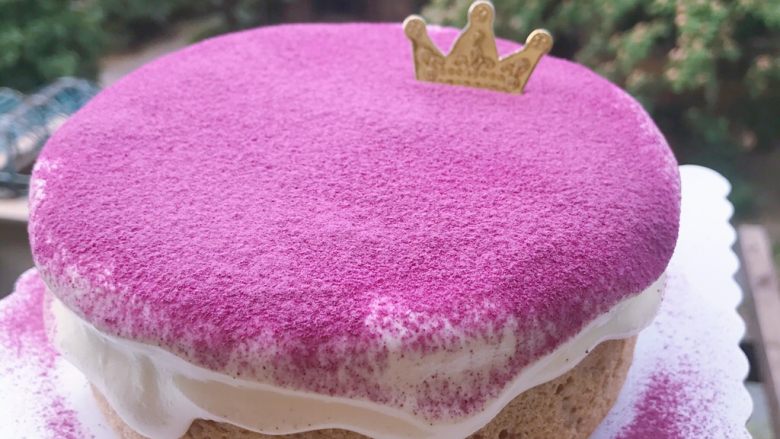 紫薯奶酪夹馅云朵蛋糕,筛上紫薯粉装饰即可