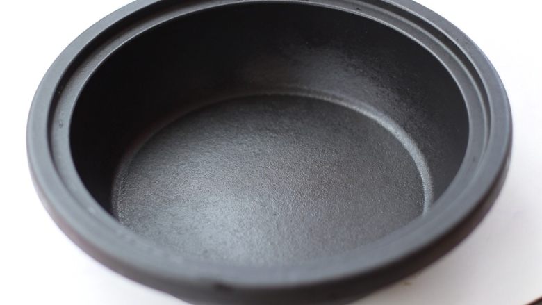 无油无糖葡萄干欧包,这时候准备一口铸铁锅，放进烤箱250度预热，约40-60分钟