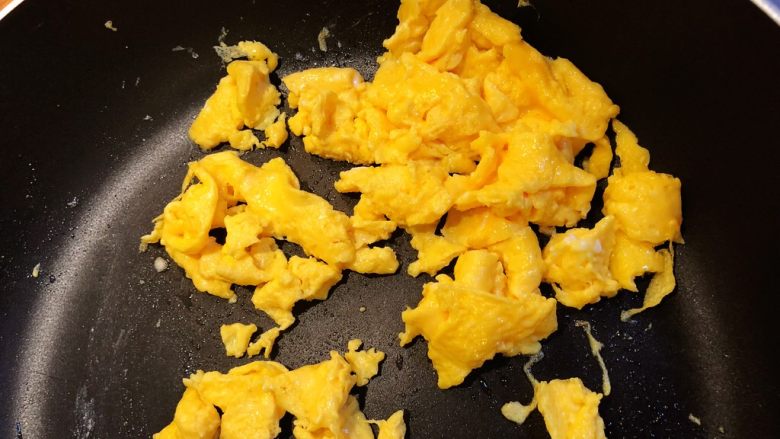 韭菜花炒鸡蛋,锅中下油，把鸡蛋炒熟后盛出。