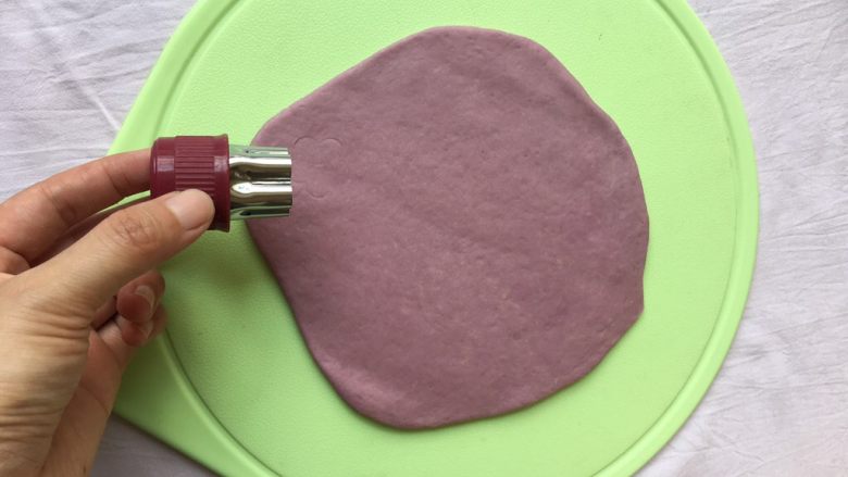 奶香紫薯小馒头,用模具按出图形