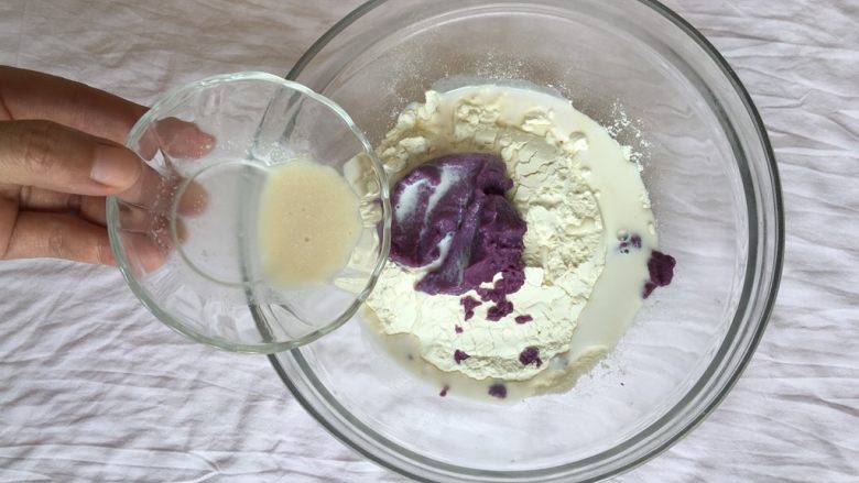 奶香紫薯小馒头,倒入溶化的发酵粉