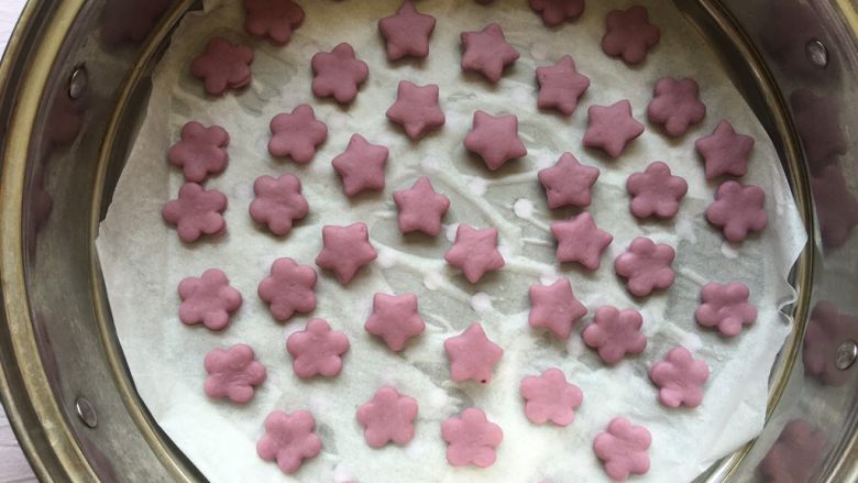 奶香紫薯小馒头,放入蒸锅，盖上锅盖二次发酵20分钟
