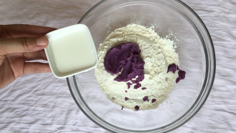 奶香紫薯小馒头,倒入适量配方奶