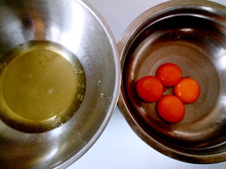 肉松小贝,分离四个鸡蛋，盛放蛋清的容器要保证无水无油。