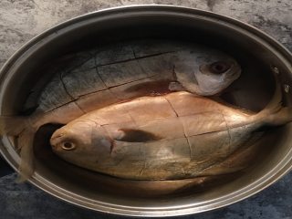 健身减脂杂蔬烤海鱼,鲳鱼处理好后，在鱼身两面切上花刀，倒入少许料酒双面均匀抹上少许食盐，放冰箱腌制3个小时以上；