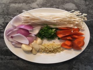 健身减脂杂蔬烤海鱼,腌制鱼肉的过程可以把蔬菜处理好；