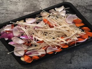健身减脂杂蔬烤海鱼,用烧烤夹或筷子将食用油、食盐与杂蔬翻拌均匀；
