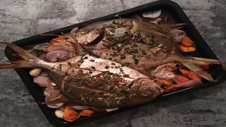 健身减脂杂蔬烤海鱼,放入烤箱上下火200度，烘烤40分钟左右，具体根据鱼的大小厚薄和各家的烤箱脾气调节烤制时间；