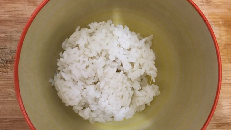 香葱火腿肠鸡蛋米饭煎饼,将米饭放入一个大碗