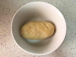 培根豌豆土豆饼,土豆蒸熟，把皮去掉。