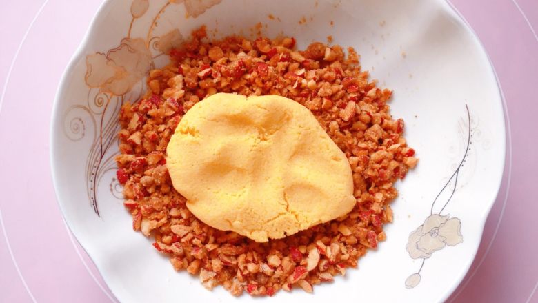 玉米面红枣包,将发酵好的面团排气揉匀后，取四分之一放在馅料里。