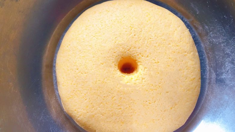 玉米面红枣包,这是发酵好的样子，体积2倍大，手指戳一个洞，洞口，不回缩不变形。