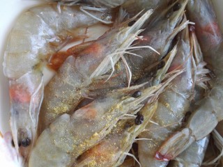 红烧大虾,用生姜粉和适量黄酒将大虾腌制一下