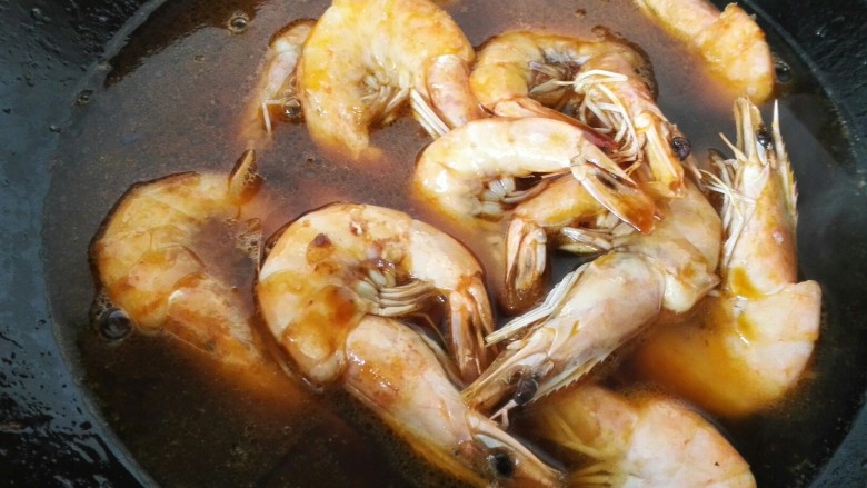 红烧大虾,加入适量水和生抽将虾煮一会
