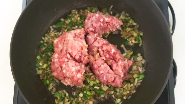 5分钟快手菜  百搭肉末芽菜,加入猪肉末，翻炒均匀