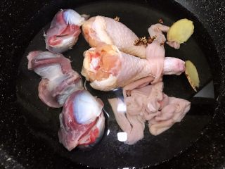 简易版钵钵鸡——冷锅串串,锅里加入水、料酒、姜片、花椒
把荤菜分别煮熟