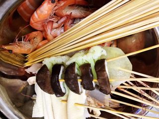 简易版钵钵鸡——冷锅串串,所有食材都煮熟放凉后，用竹签串起来
