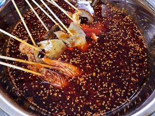 简易版钵钵鸡——冷锅串串,放入做好的调料汤里泡半个小时入味后吃
