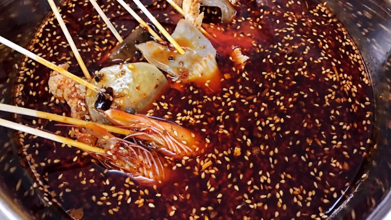 简易版钵钵鸡——冷锅串串,放入做好的调料汤里泡半个小时入味后吃