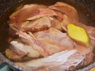 香卤牛肉,冷水下锅，放入生姜块和料酒。