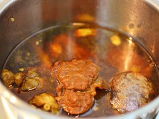 香卤牛肉,盖上锅盖和气阀，大火上气后转小火15分钟。