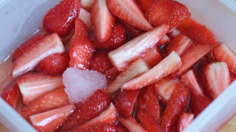 草莓炼乳肠粉,加入<a style='color:red;display:inline-block;' href='/shicai/ 10588'>糖</a>，腌制一小时出汁。