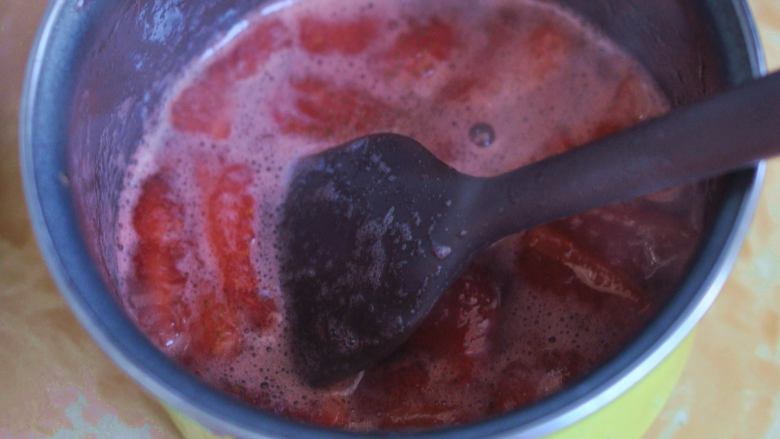 草莓炼乳肠粉,在煤气灶上加热至汤汁变稠，草莓变软，放凉备用。
