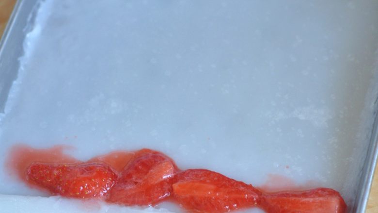 草莓炼乳肠粉,取出平盘，将肠粉的的边铲起，铺上一条草莓酱。