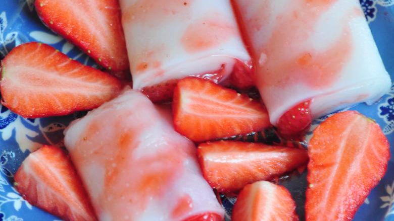 草莓炼乳肠粉,将卷好的肠粉装盘，再放一些切瓣的草莓，表面淋一些草莓酱汁。最后挤上<a style='color:red;display:inline-block;' href='/shicai/ 893'>炼乳</a>即可。