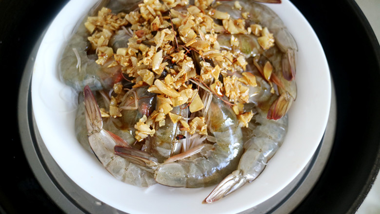 鲜美飘香的蒜蓉粉丝蒸虾,将料汁倒在虾上、放入蒸锅中，蒸10分钟。