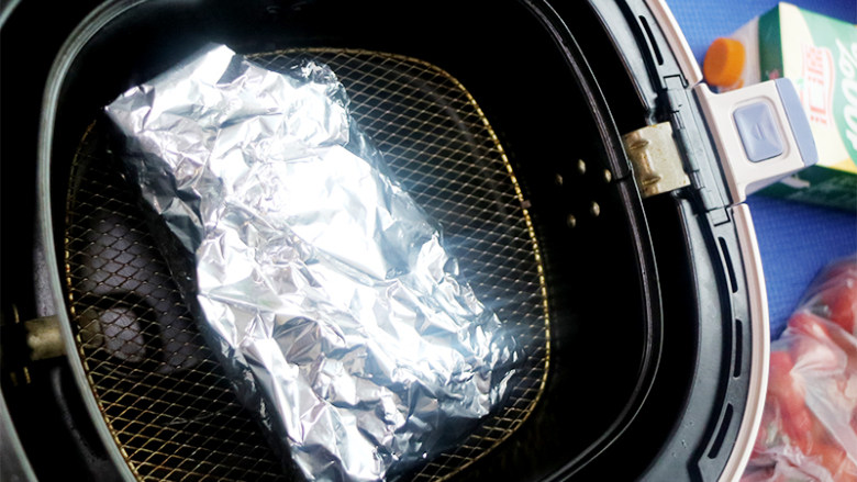 美味又减脂的缤纷鸡胸沙拉,用锡纸包裹好，放入空气炸锅中，将空气炸锅的温度调到180℃时间定时20分钟。