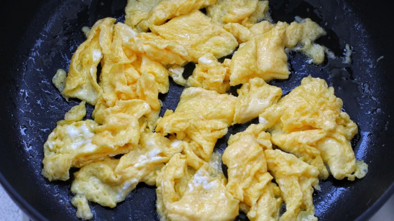 虾仁洋葱炒蛋,锅中放适量食用油烧热，倒入蛋液炒熟后盛出
