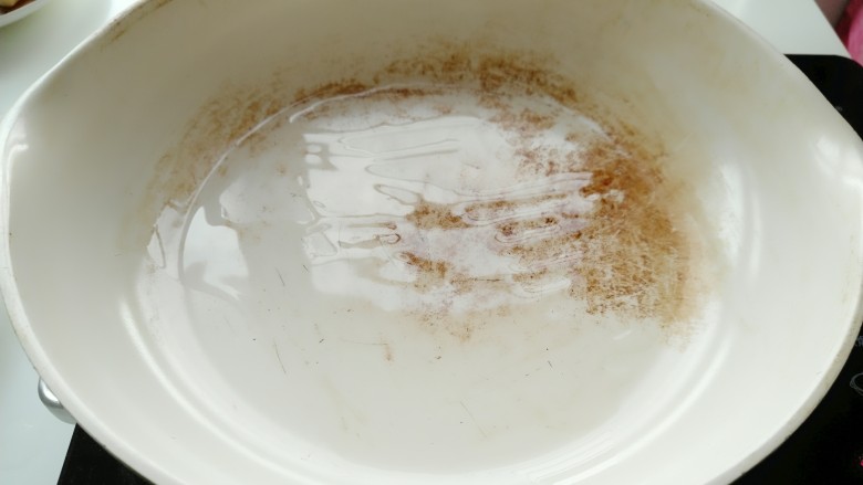 可乐鸡翅,不粘锅中倒入一点点油，倒入沥干水份的鸡翅。