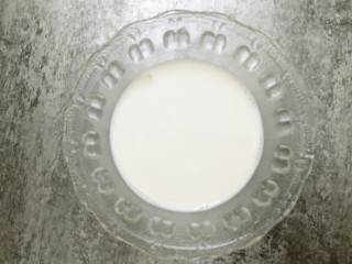 剩饭这样做，“蒸”的不一样,取3g玉米淀粉加入100g牛奶中搅拌均匀。
