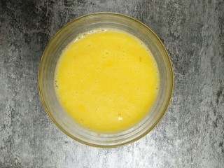 剩饭这样做，“蒸”的不一样,一个鸡蛋打散加入30g细砂糖，倒入放凉后的米糊中搅拌均匀。
