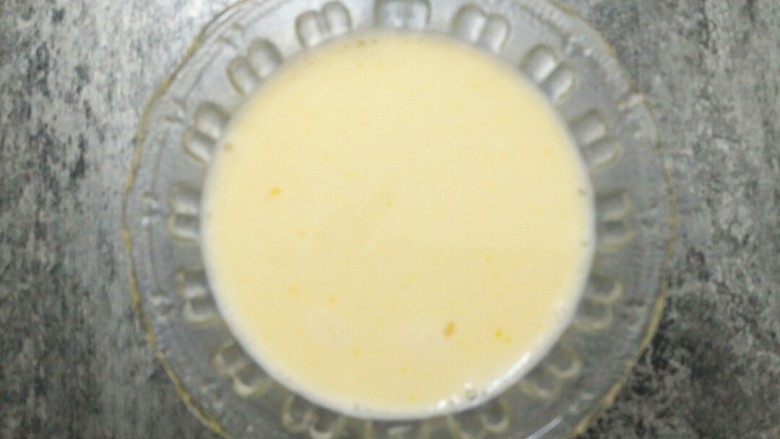 剩饭这样做，“蒸”的不一样,加入牛奶淀粉液搅拌均匀，成大米布丁液。
