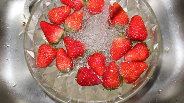 颜值爆表的草莓柠檬茶,将<a style='color:red;display:inline-block;' href='/shicai/ 592'>草莓</a>放入盛满水的容器中再放入少量的盐，浸泡半个小时，水果蔬菜泡在淡盐水中片刻就可以起到去除残余在水果表面农药，消毒等作用。