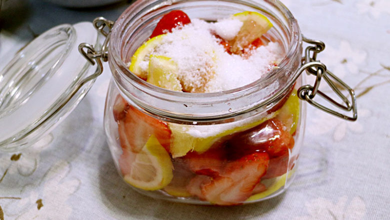 颜值爆表的草莓柠檬茶,将搅拌均匀的草莓柠檬装入杯中上面洒满白糖。