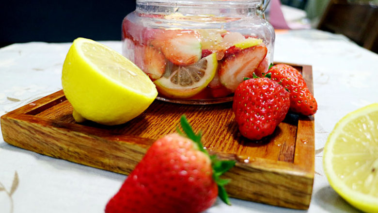颜值爆表的草莓柠檬茶,饮用的时候就拿出来，取出少许草莓和柠檬再用温水冲泡。