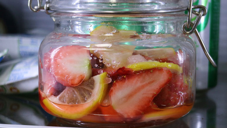 颜值爆表的草莓柠檬茶,密闭放入冰箱冷藏3个小时即可！
