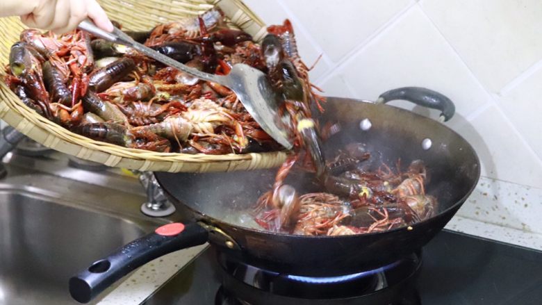 麻辣小龙虾
附：处理小龙虾超详细讲解！,因为小龙虾久煮容易空壳，而不煮熟的小龙虾是万万不能吃的，解决的办法是先把小龙虾炸一道。