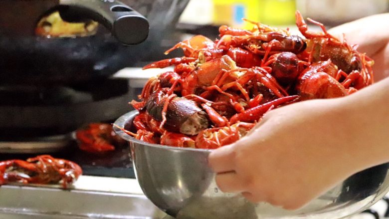 麻辣小龙虾
附：处理小龙虾超详细讲解！,烧热油，把小龙虾倒进锅里，炸几分钟至半熟，捞出沥油。