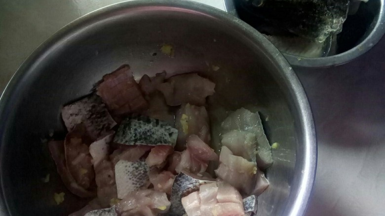乌鱼花汤锅,乌鱼切花刀码味，头和鱼骨另放一碗中。