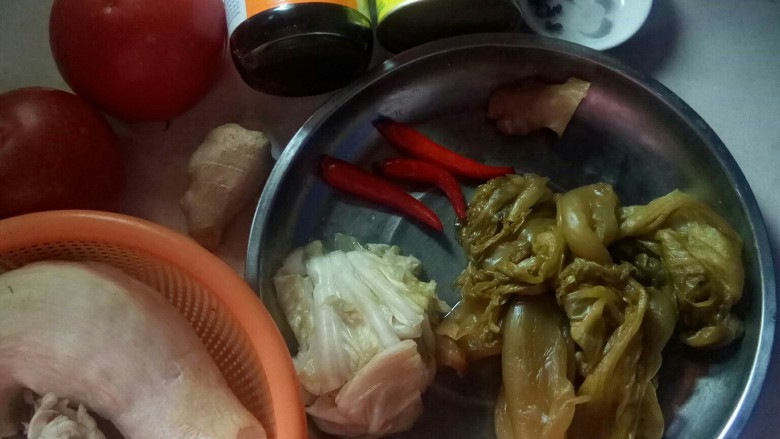 乌鱼花汤锅,准备调味料和蔬菜。