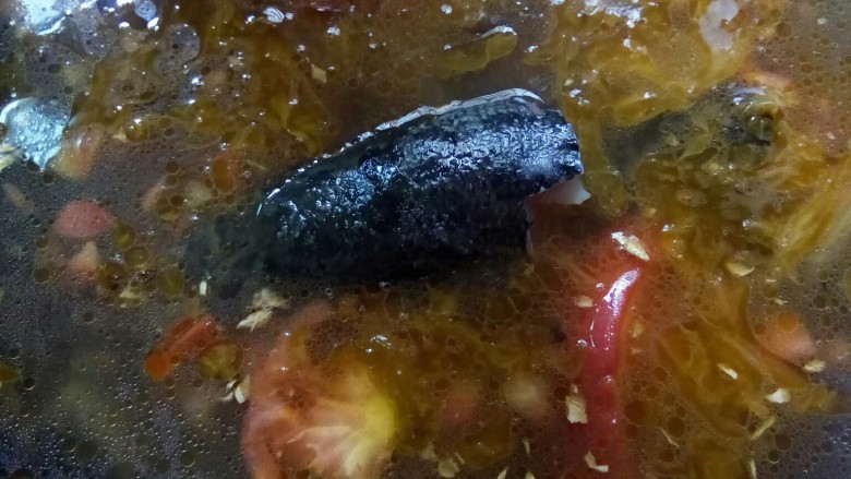 乌鱼花汤锅,放鱼头和鱼骨大火熬汤。