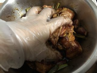 蛋黄肉粽,用手抓匀，腌制入味