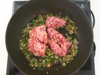 芽菜肉末炒饭,加入猪肉末，翻炒1分钟