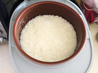 芽菜肉末炒饭,米饭熟了