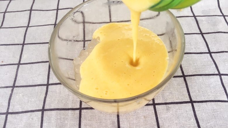 宝宝辅食18M➕芒果西米露,将西米铺在杯子底部，倒入芒果牛奶汁